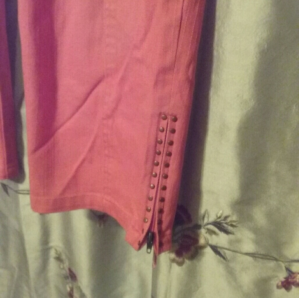 Multiples Capris - Picture 4 of 5